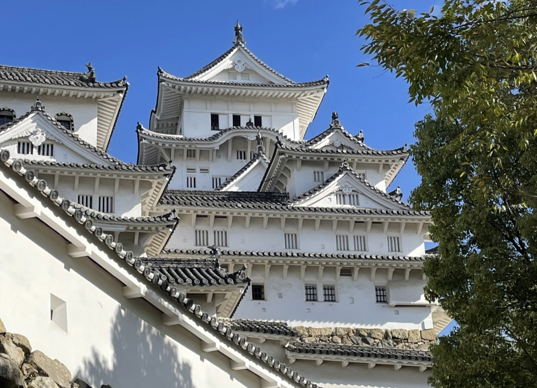 白い漆喰で築城された姫路城 左官職人の歴史と技術の粋が詰まっている