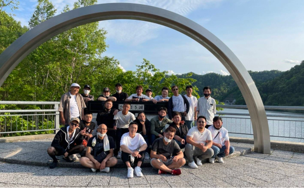 旅先での社員一同の集合写真
