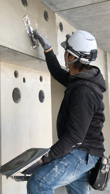 建物天井付近で作業中の従業員